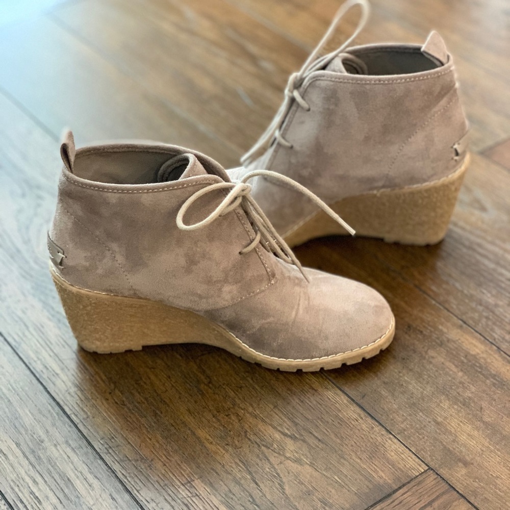 Bass wedge shoe like new